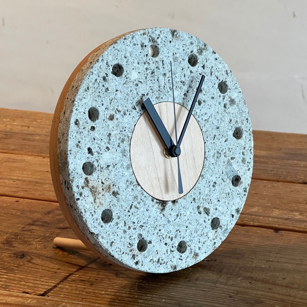 大谷石と無垢材で作った時計