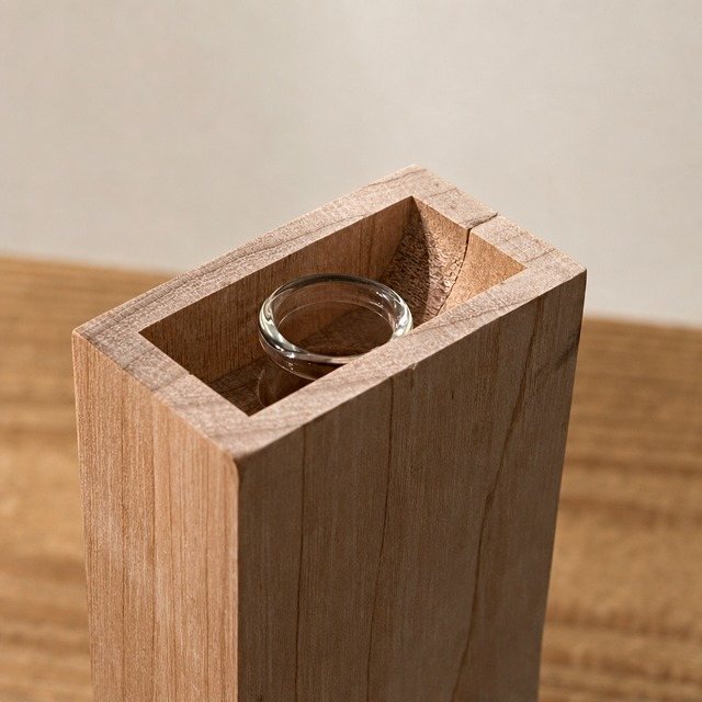 黄色い花を差した一輪挿し
